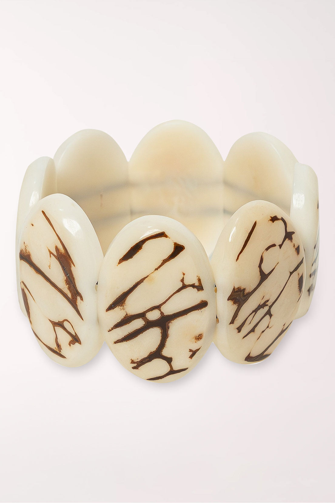 Bracelet with oval shaped beige beads
