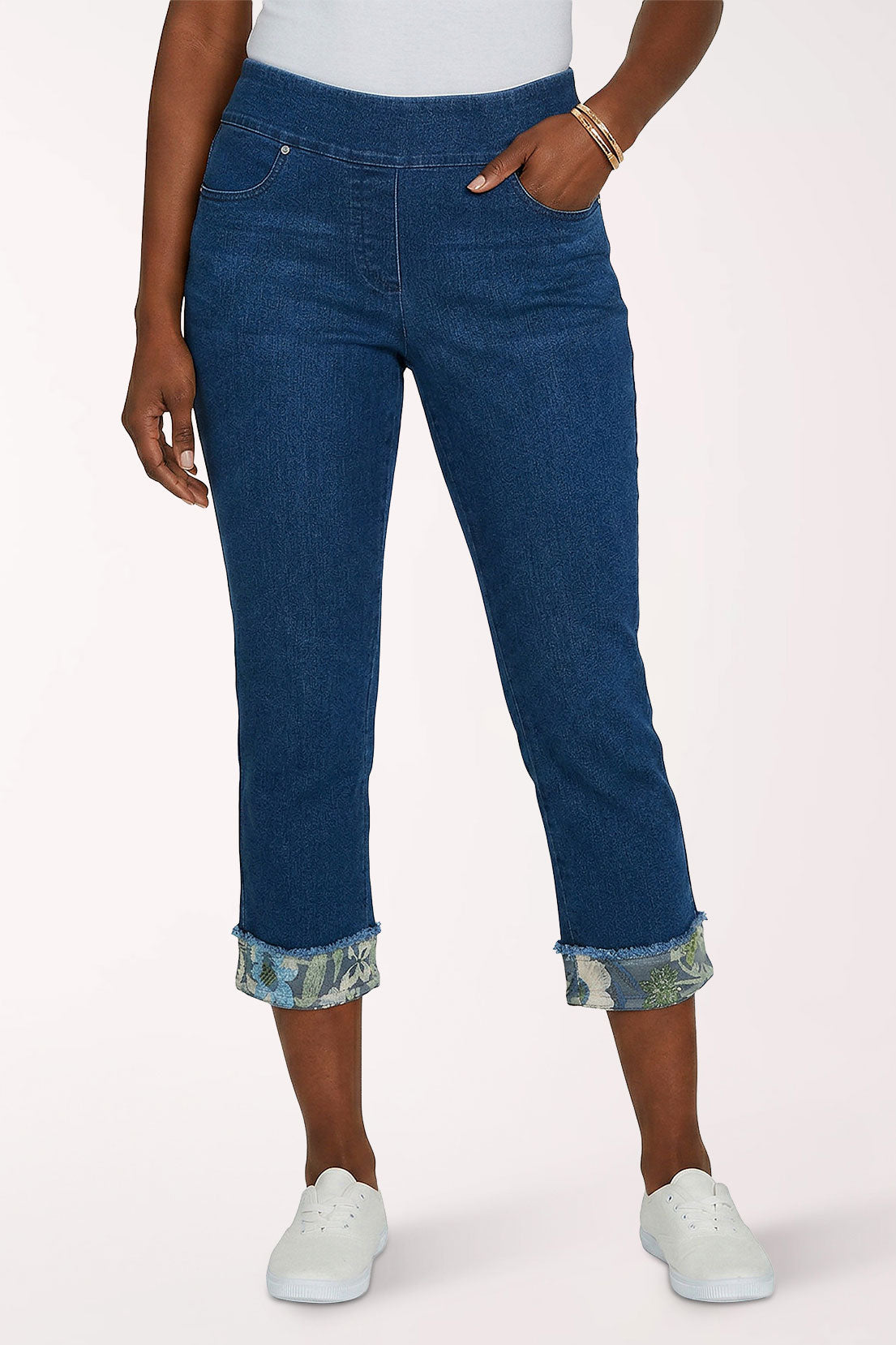 Woman wearing a denim cropped pant