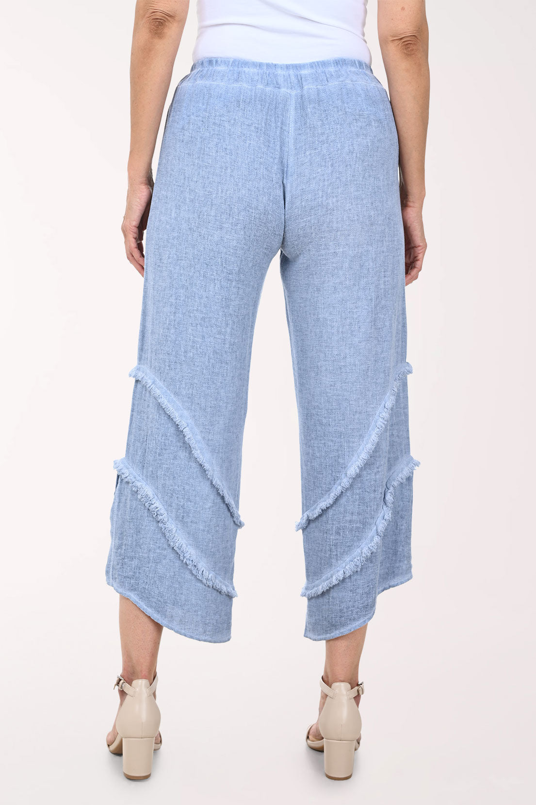 Woman wearing a cropped blue pant