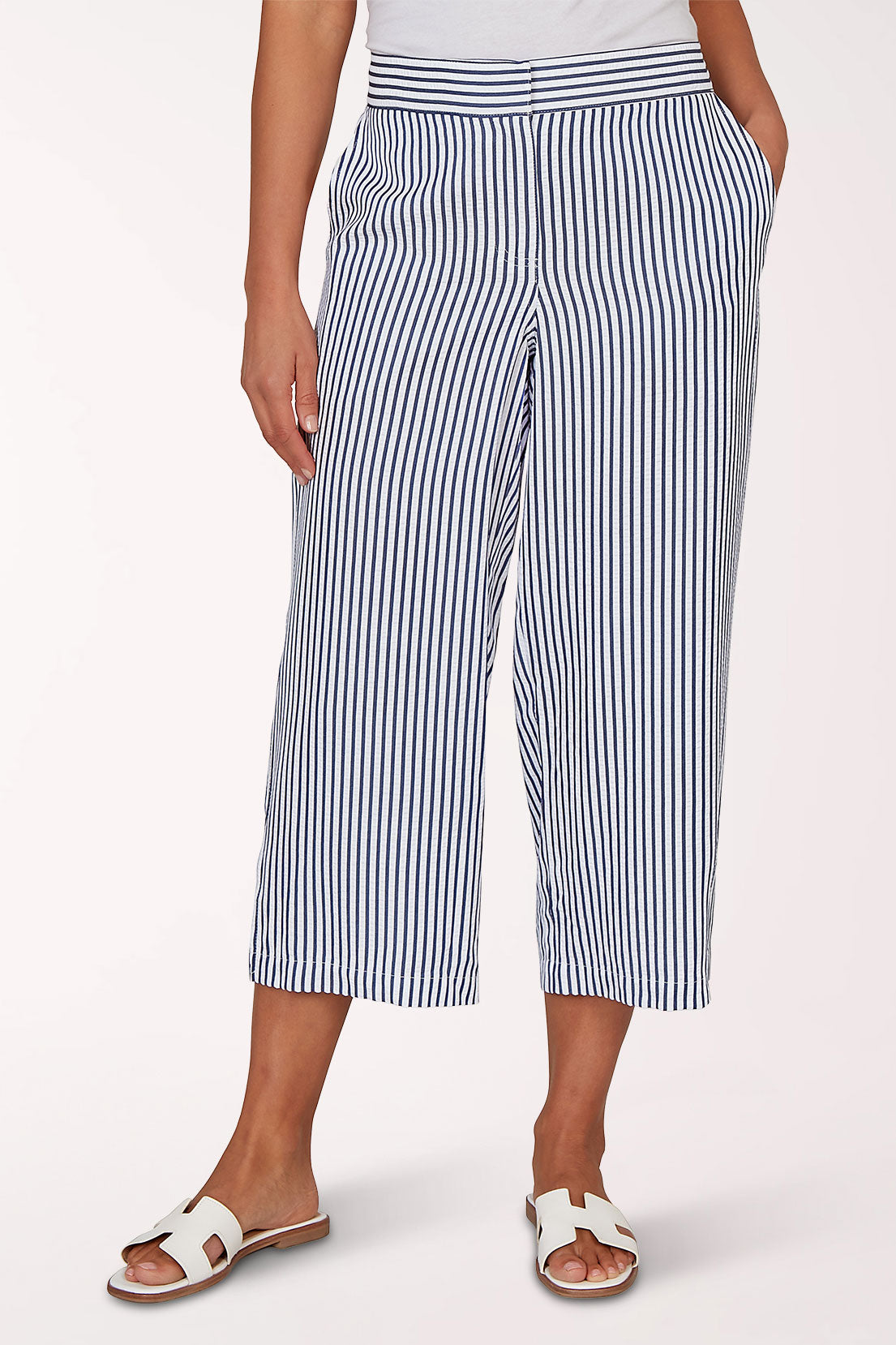 Woman wearing a seersucker navy and white crop pant.