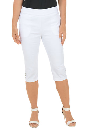 A woman wearing white cropped capri pants.