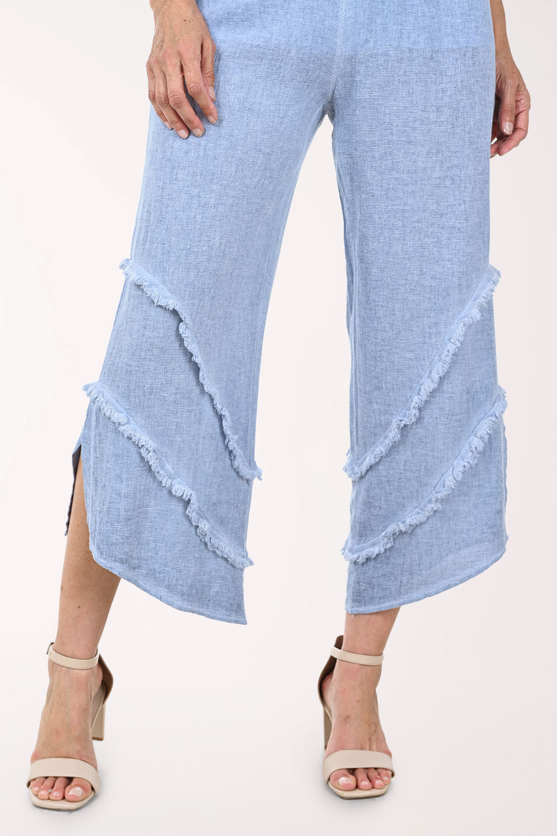 Woman wearing a cropped blue pant