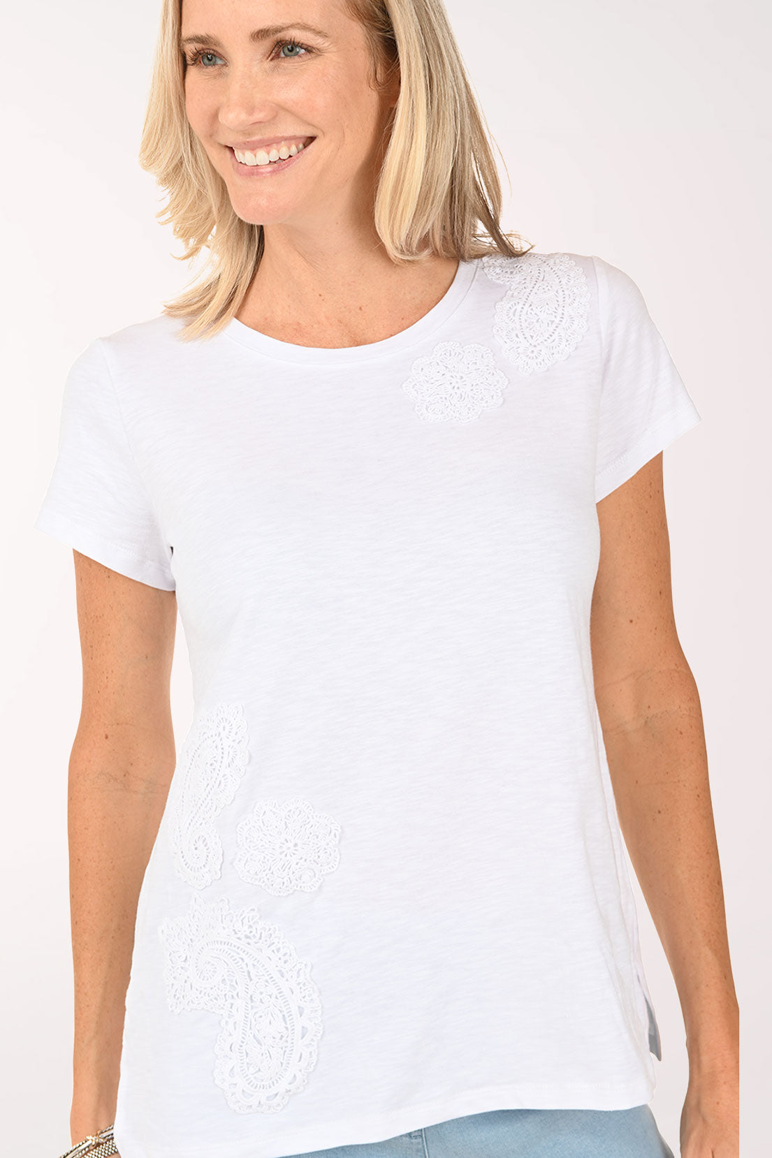 Woman wearing a short sleeve white top